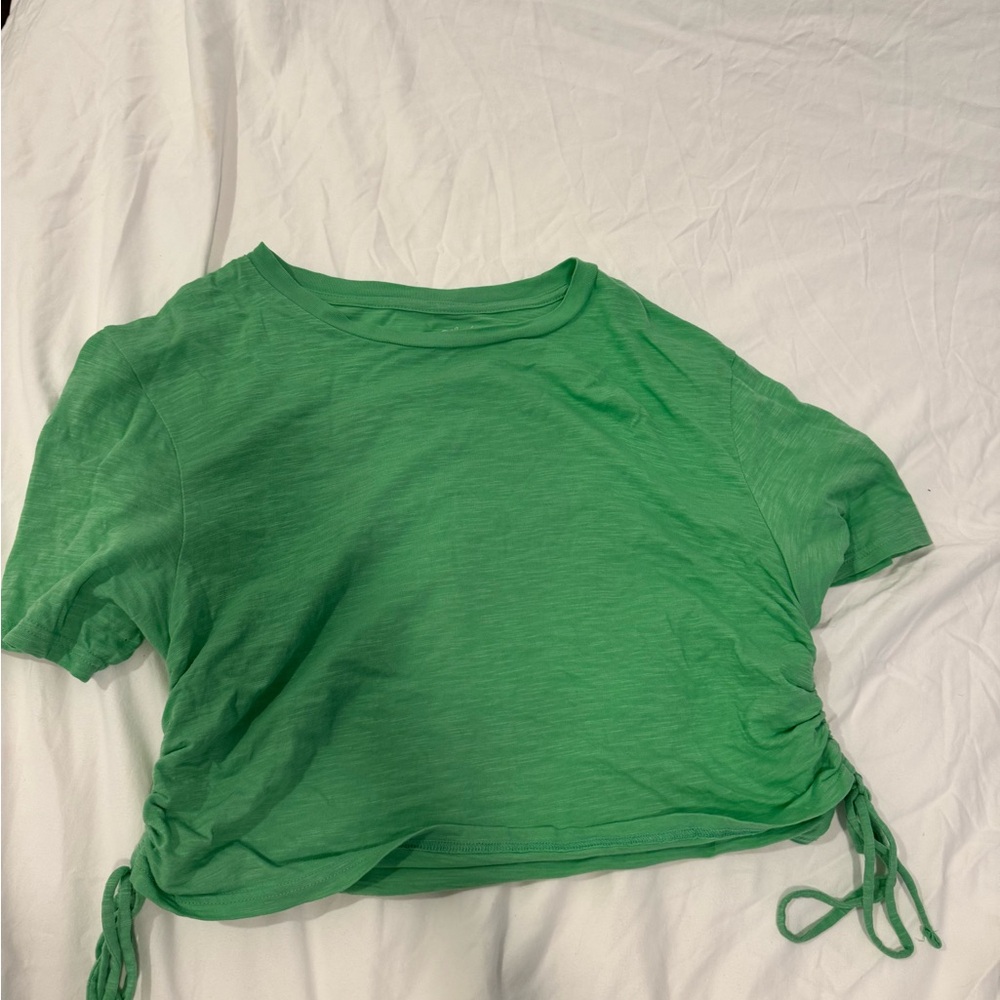 Cute adjustable side shirt!